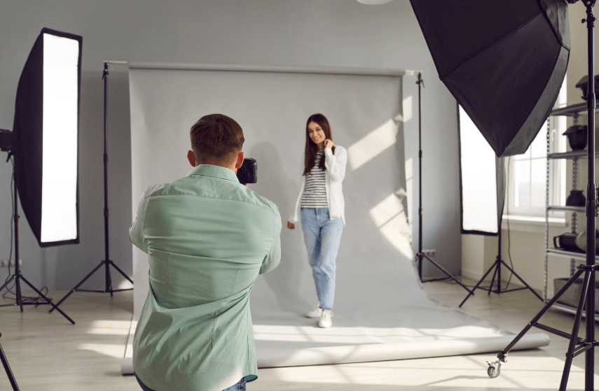 Fotograf und Modell in einem professionellen Studio